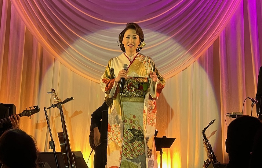 山口かおるが歌手デビュー30周年ディナーショー　新曲「ふた情け」などを熱唱