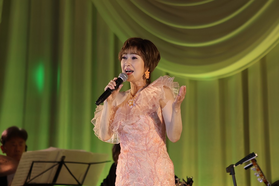 山口かおる、ディナーショーで新曲「悪女のララバイ」など自身のヒット曲を熱唱
