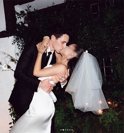 アリアナ・グランデ、結婚式の写真初公開　型破りのバージンロード
