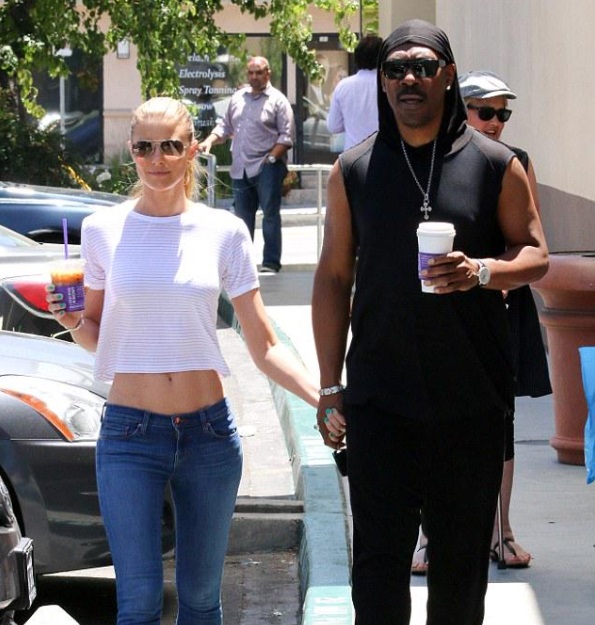 エディ・マーフィとペイジ・ブッチャーが12年の交際を経て結婚　カリブ海でプライベートウエディング