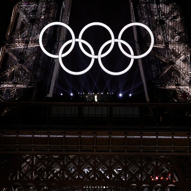 セリーヌ・ディオン、パリ五輪開会式で「愛の賛歌」を圧巻の熱唱　レディ―・ガガは「羽飾りのトリック」歌い踊る