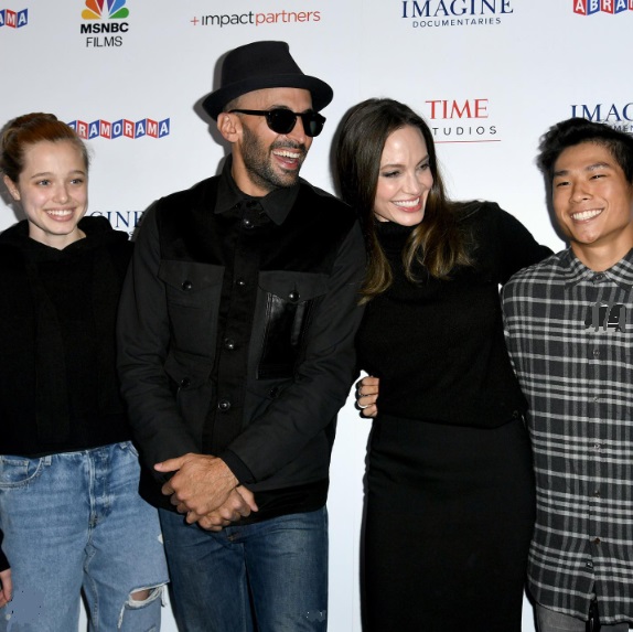 アンジェリーナ・ジョリーとブラッド・ピットの次男パックスさんがEバイクで事故 ノーヘルで頭部を負傷し病院に救急搬送