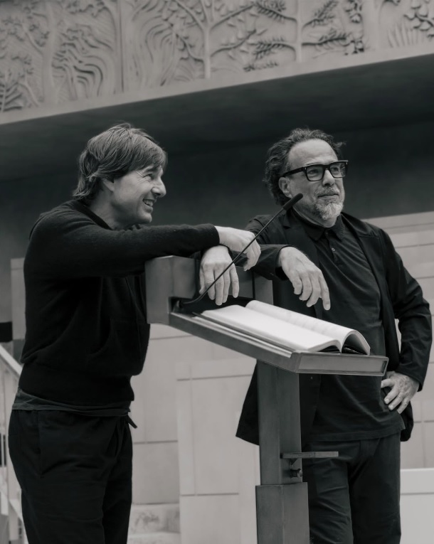 トム・クルーズ、イリャニトゥ監督の「アモーレ・ぺロス」25周年記念展示会開催を祝福