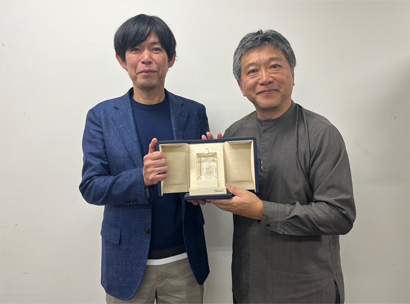 カンヌ・脚本賞の坂元裕二氏、是枝監督と記者会見「まだ夢の中にいるよう」