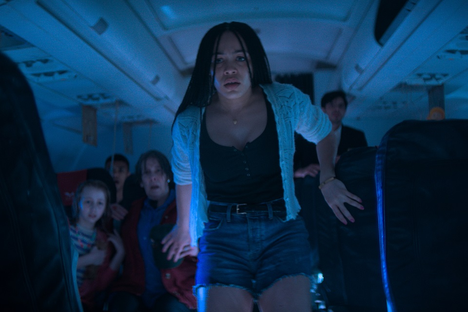 映画「エア・ロック 海底緊急避難所」墜落し海底に沈んだ大型旅客機の生存者7人の壮絶サバイバル