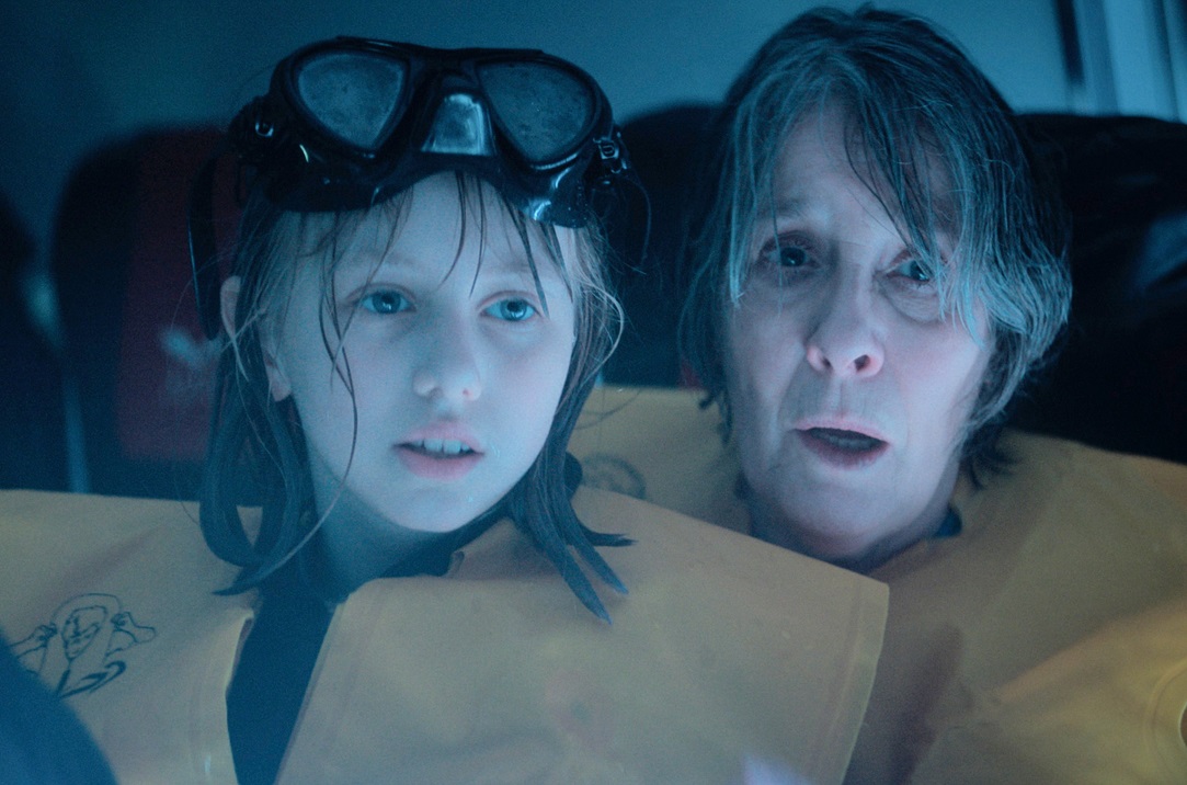 映画「エア・ロック 海底緊急避難所」墜落し海底に沈んだ大型旅客機の生存者7人の壮絶サバイバル