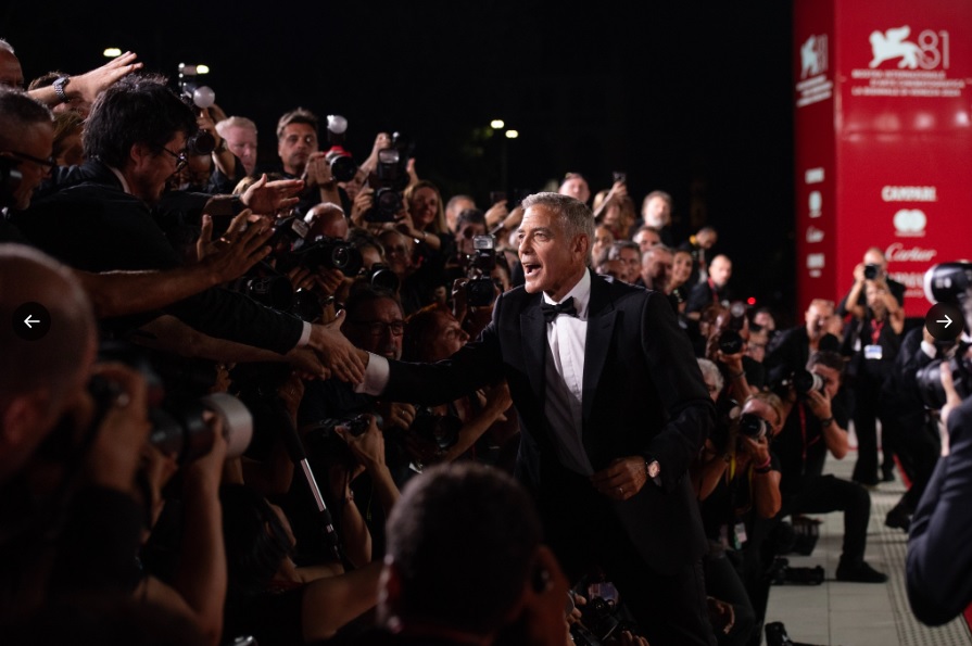 ブラッド・ピット、恋人のイネス・デ・ラモンとベネチアに到着　ジョージ・クルーに夫妻とダブルデートも