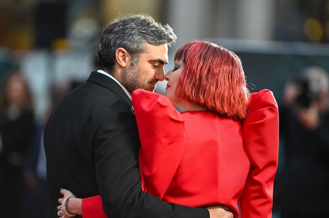 レディー・ガガ、「ジョーカー:フォリ・ア・ドゥ」のUKプレミアで婚約者とレッドカーペット登場