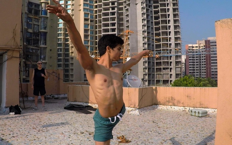 ドキュメント映画「コール・ミー・ダンサー」 バレエの虜になった遅咲きのダンサー、マニーシュの苦闘と奇跡