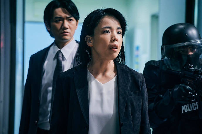 映画「ショウタイムセブン」 阿部寛VS爆破犯の極限交渉TVスポット映像&場面写真公開