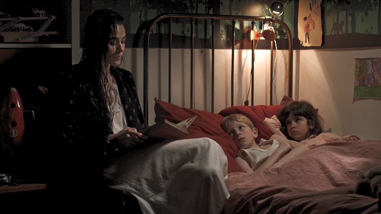 レオス・カラックス監督、新作「ITʻS NOT ME イッツ・ノット・ミー」の先行上映会でQ&A
