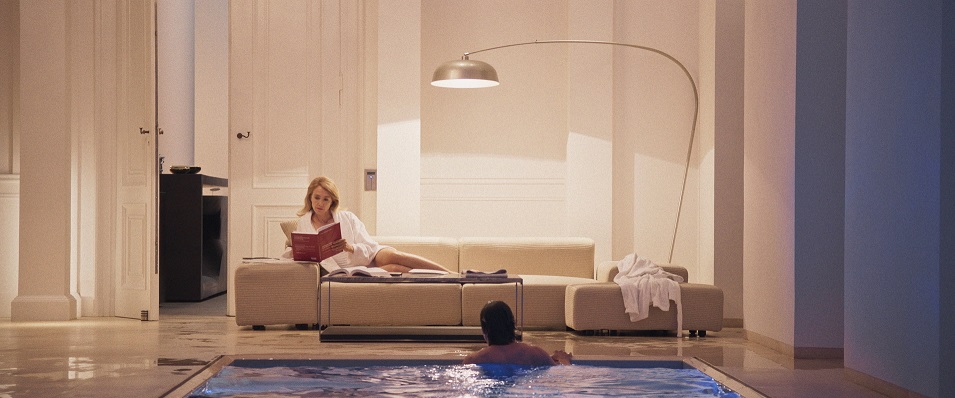 映画「我来たり、我見たり、我勝利せり」 趣味は”人間狩り”、“上級国民“の豪華すぎる邸宅が解禁