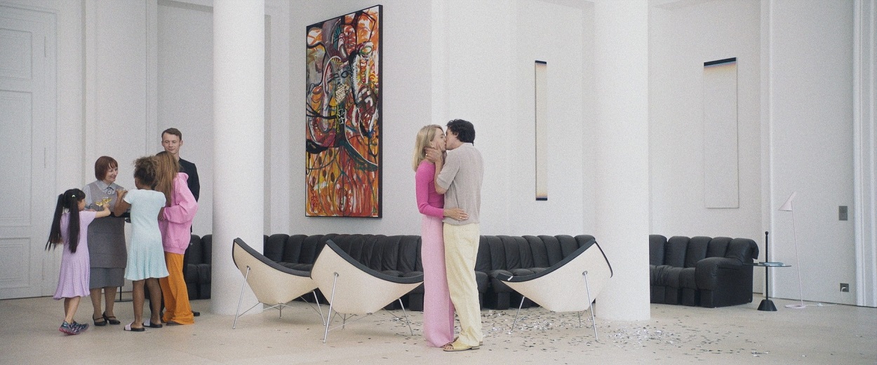 映画「我来たり、我見たり、我勝利せり」 趣味は”人間狩り”、“上級国民“の豪華すぎる邸宅が解禁