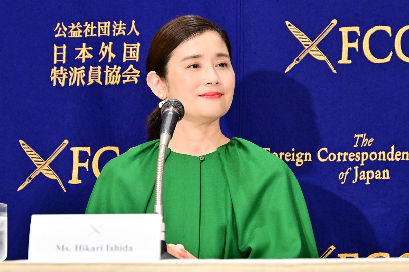 映画「ルノワール」監督・キャストが外国特派員協会で記者会見 主演の鈴木唯が英語で挨拶し馬の鳴きマネも披露