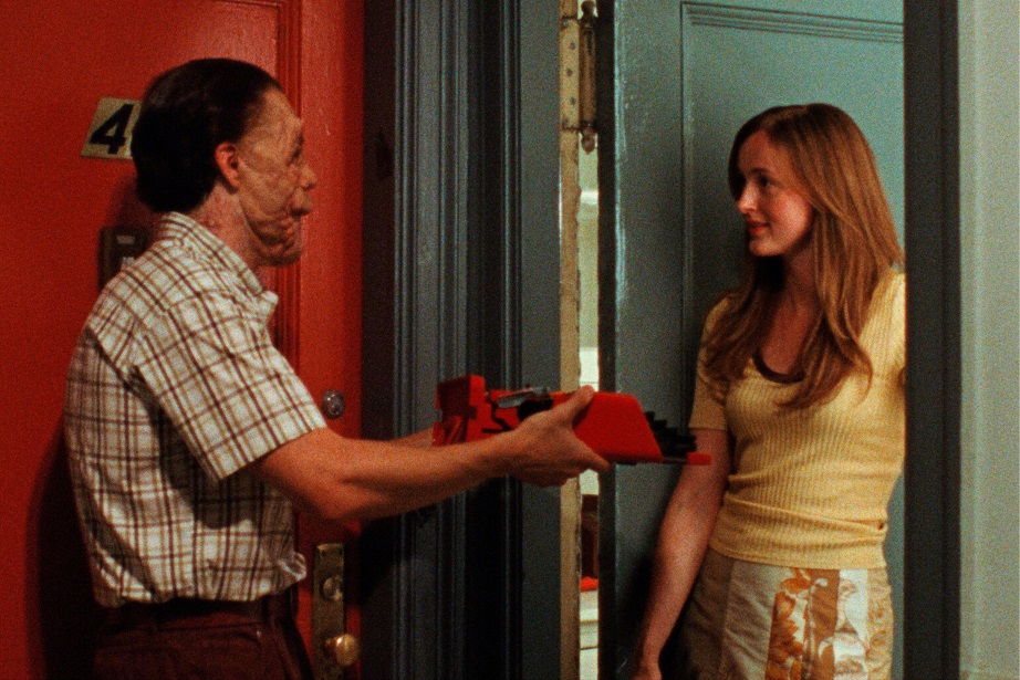 映画「顔を捨てた男」A2製作、セバスチャン・スタン主演、アーロン・シンバーグ監督の究極の不条理劇