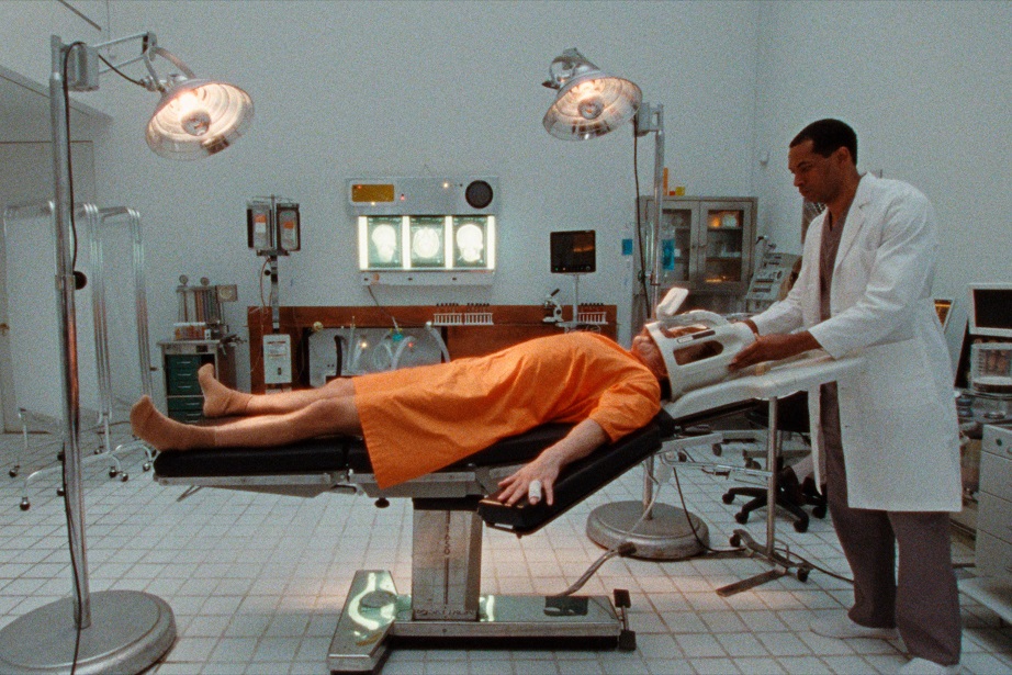 映画「顔を捨てた男」A2製作、セバスチャン・スタン主演、アーロン・シンバーグ監督の究極の不条理劇