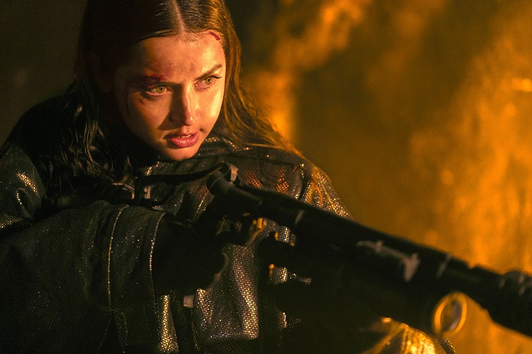 アナ・デ・アルマスのアクション満載の本予告解禁断