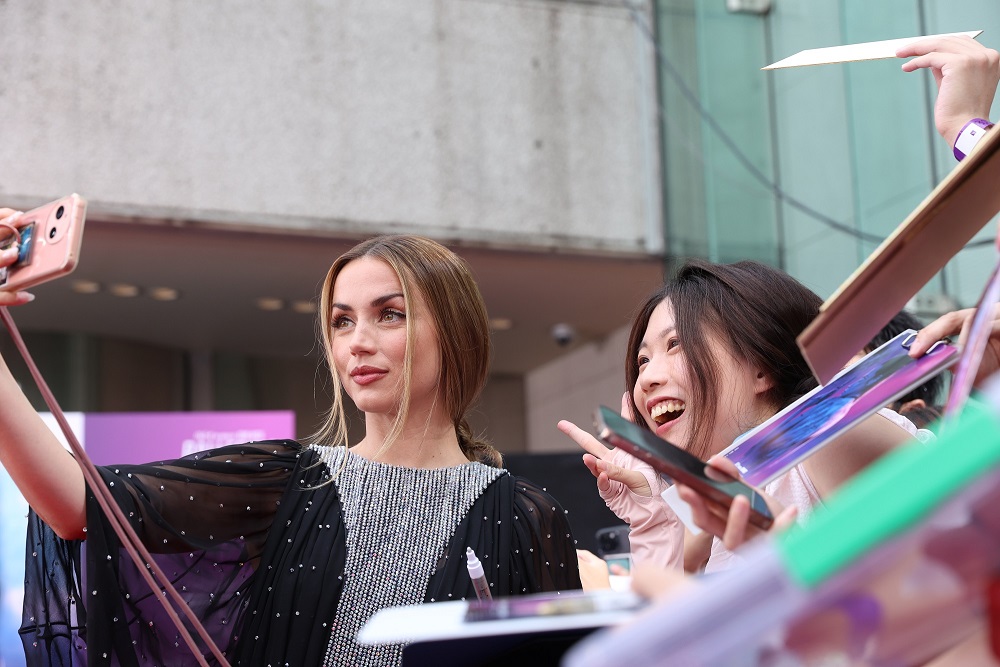 アナ・デ・アルマス来日「バレリーナ：The World of John Wick」ジャパンプレミアでレッドカーペット＆舞台挨拶