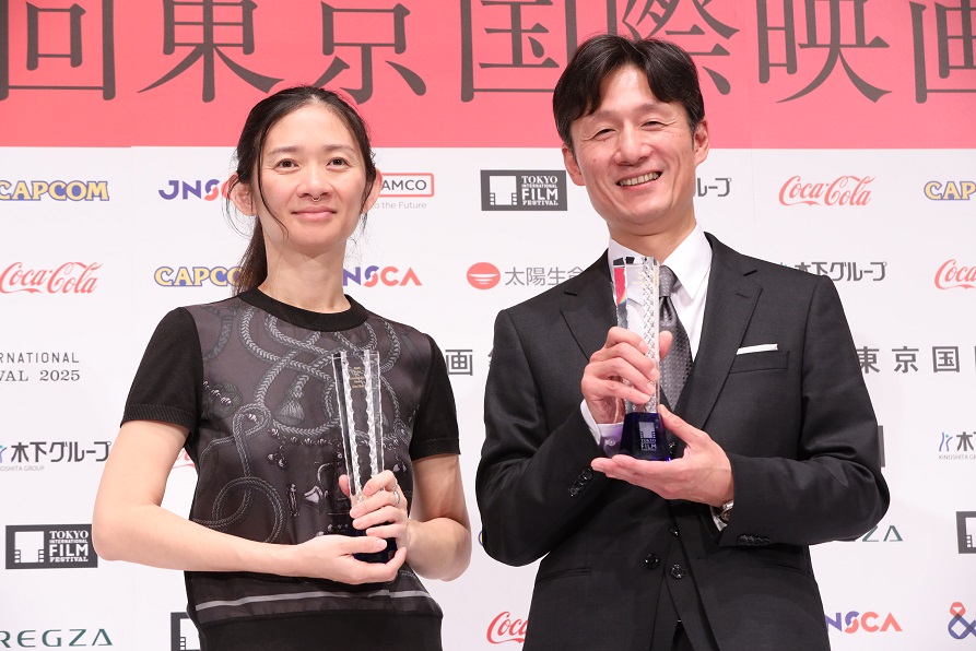 第38回東京国際映画祭 黒澤明賞授賞式　李相日監督とクロエ・ジャオ監督登壇　吉沢亮が花束贈呈