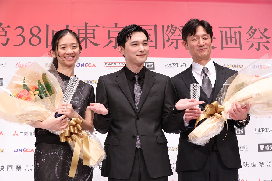 第38回東京国際映画祭 黒澤明賞に李相日監督とクロエ・ジャオ監督　吉沢亮が花束贈呈