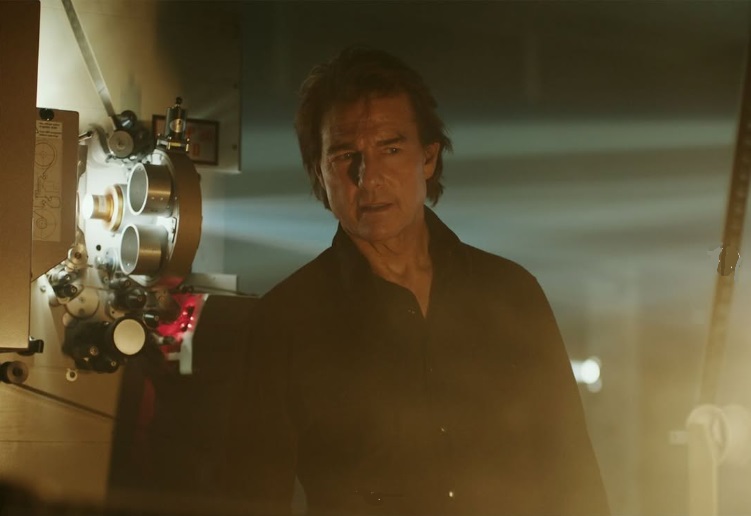 トム・クルーズ、イリャニトゥ監督の「アモーレ・ぺロス」25周年記念展示会開催を祝福