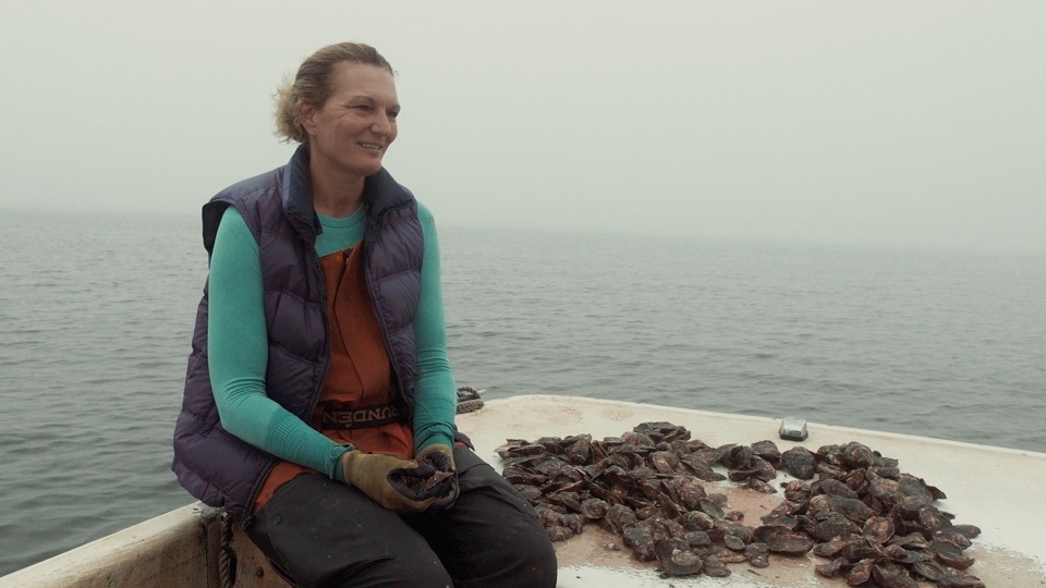 牡蠣を巡るクィアなドキュメンタリー「水の中で息をする ―彼女でも彼でもなく―」メインビジュアル、場面写真解禁