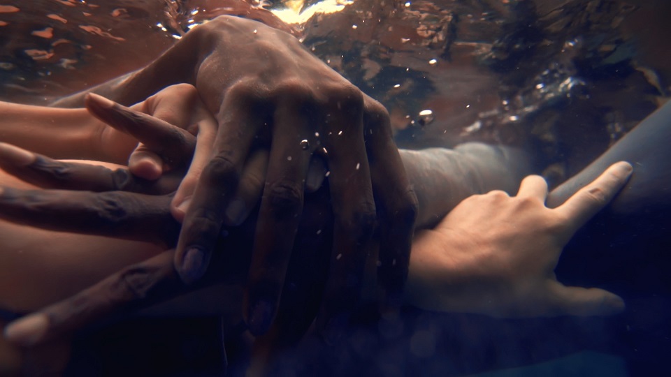 牡蠣を巡るクィアなドキュメンタリー「水の中で息をする ―彼女でも彼でもなく―」メインビジュアル、場面写真解禁