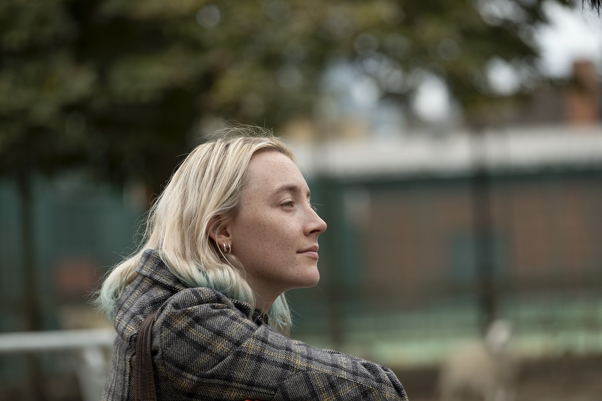 「おくびょう鳥が歌うほうへ」シアーシャ・ローナン、依存症との壮絶な闘いと回復を入魂の熱演