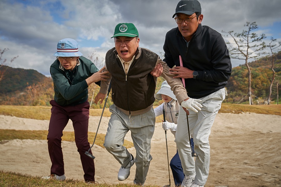 映画「ロビー! 4000 億円を懸けた仁義なき18 ホール」 監督・主演ハ・ジョンウらの特別メッセージ動画公開