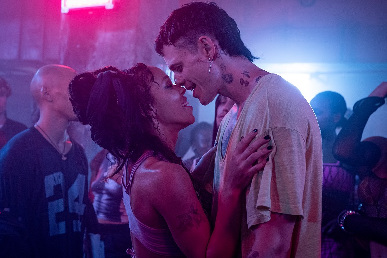 「ザ・クロウ」ビル・スカルスガルドが現世と冥界をまたぐ凄絶復讐劇を熱演