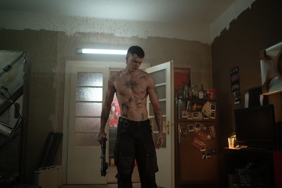 「ザ・クロウ」ビル・スカルスガルドが現世と冥界をまたぐ凄絶復讐劇を熱演