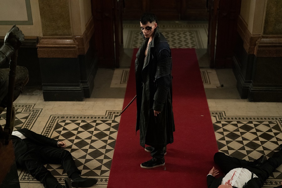 「ザ・クロウ」ビル・スカルスガルドが現世と冥界をまたぐ凄絶復讐劇を熱演