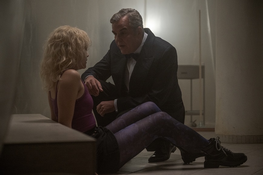 「ザ・クロウ」ビル・スカルスガルドが現世と冥界をまたぐ凄絶復讐劇を熱演