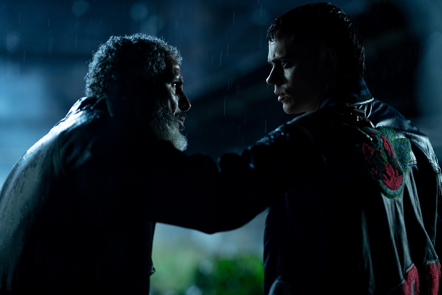 「ザ・クロウ」ビル・スカルスガルドが現世と冥界をまたぐ凄絶復讐劇を熱演