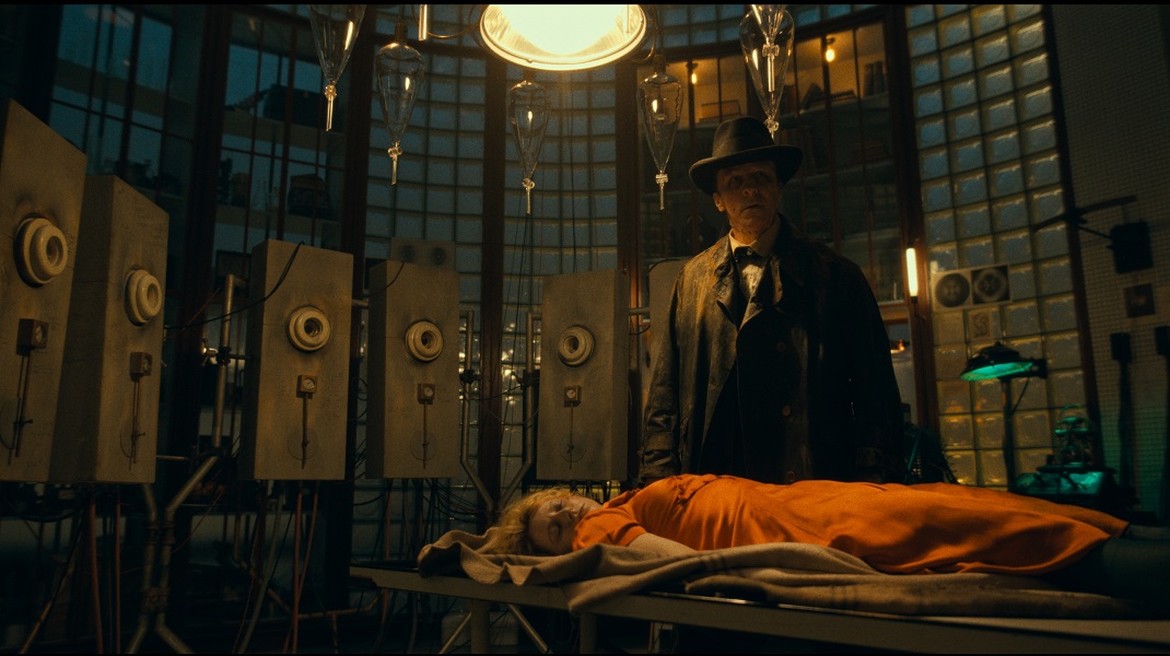 「ザ・ブライド!」フランケンシュタインと花嫁の愛と破壊のハネムーン逃避行