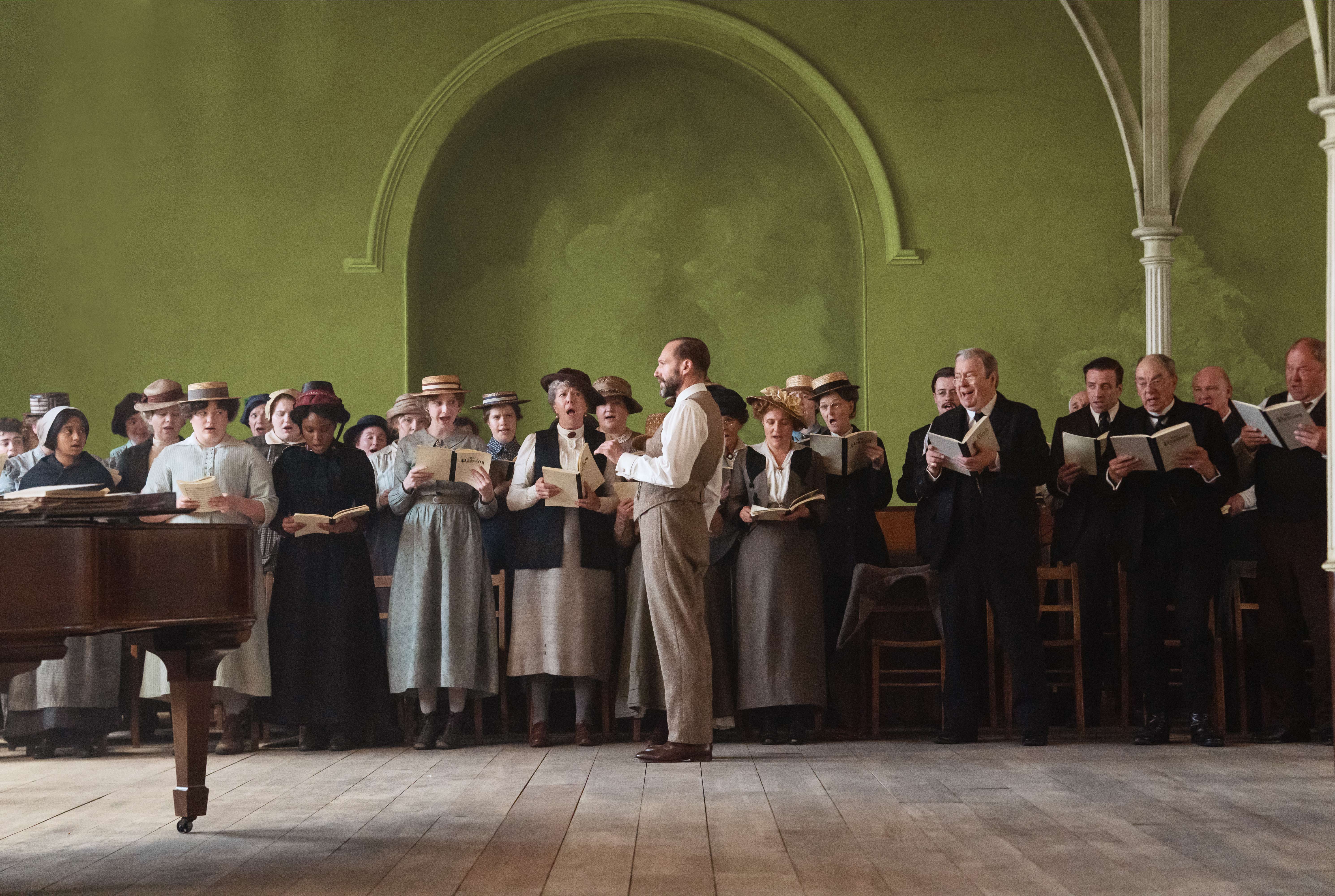 「ザ・コラール 希望を紡ぐ歌」第一次大戦下、存続危機の合唱団が失われた希望を紡ぎ直すヒューマンドラマ 場面写真解禁