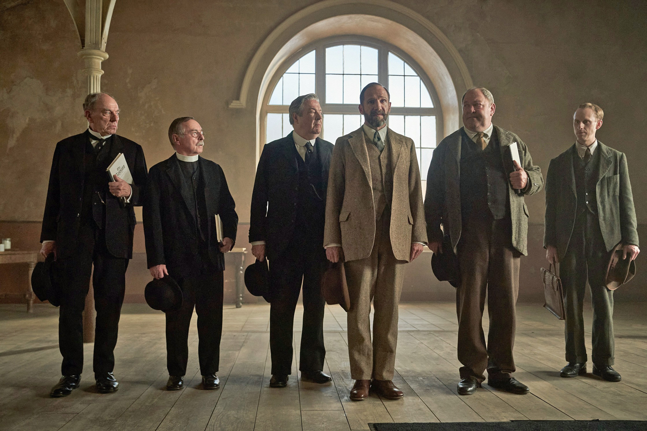 「ザ・コラール 希望を紡ぐ歌」第一次大戦下、存続危機の合唱団が失われた希望を紡ぎ直すヒューマンドラマ 場面写真解禁