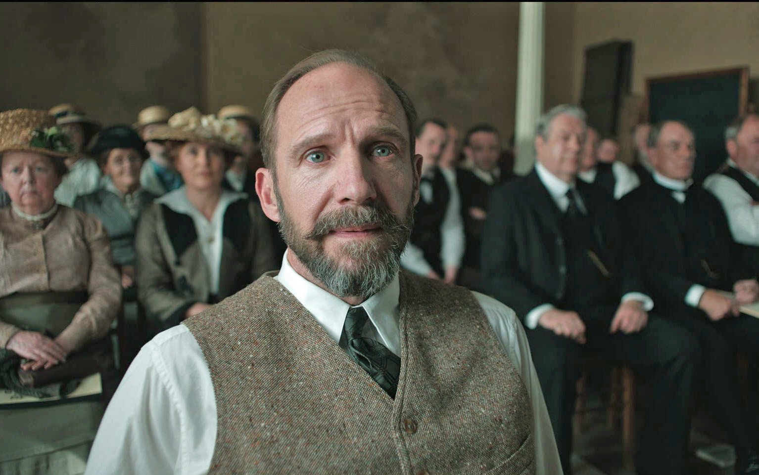 「ザ・コラール 希望を紡ぐ歌」第一次大戦下、存続危機の合唱団が失われた希望を紡ぎ直すヒューマンドラマ 場面写真解禁