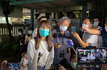 >周庭氏が香港の警察署から保釈される　報道陣に「ばかげている」と当局を批判
