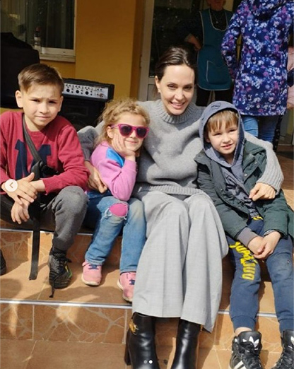 アンジーがウクライナ・リビウ訪問　避難民や入院中の子供たちと交流　訪問中に空襲警報も 
